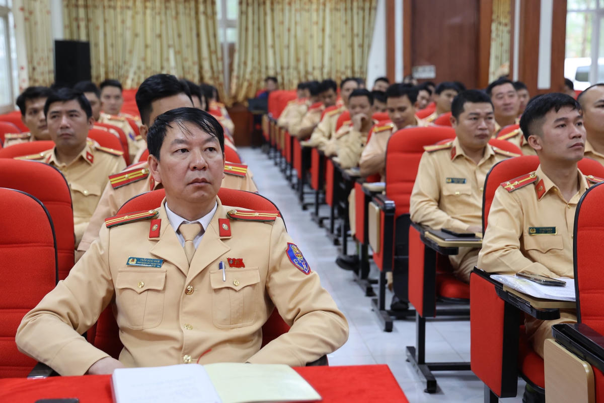 Trước đó, trong đêm 10/3, Cục CSGT phối hợp với Cục Đăng kiểm Việt Nam đã khảo sát các cơ sở đăng kiểm của ngành công an để tạo sự kết nối, đồng nhất giữa các cơ sở dữ liệu của Cục Đăng kiểm Việt Nam với các cơ sở đăng kiểm của Cục CSGT, để khi có yêu cầu, các trung tâm này có thể đăng kiểm phương tiện dân sự được ngay.
