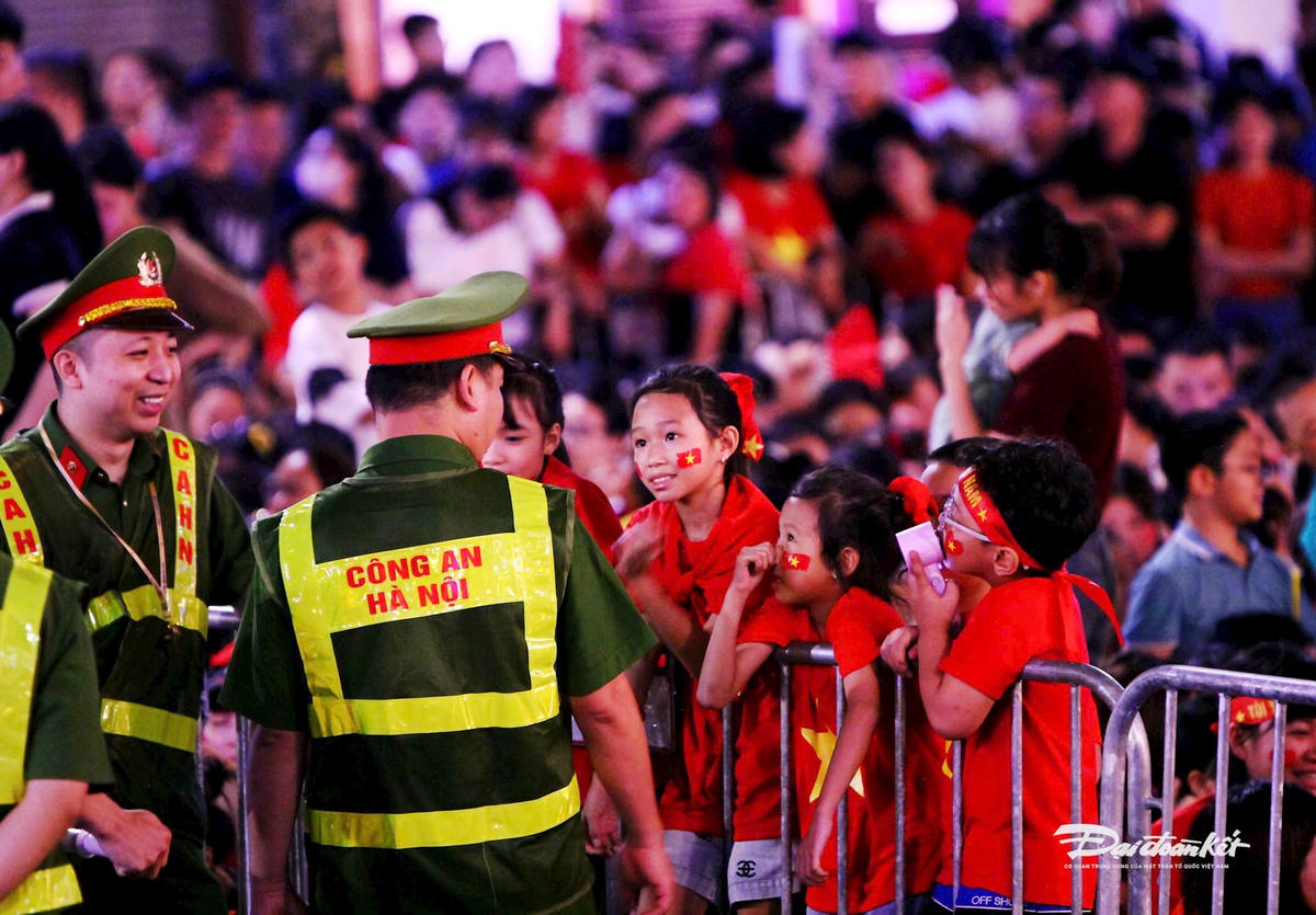 Hai chiến sĩ công an trò chuyện cùng các e nhỏ.