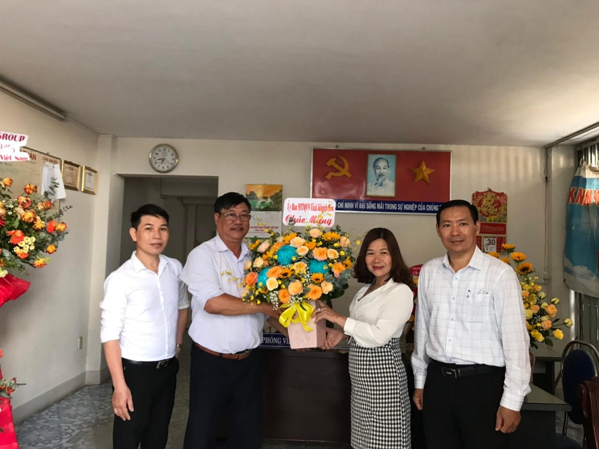 Bà Huỳnh Thị Phượng, Phó Chủ tịch Uỷ ban MTTQ Việt Nam tỉnh Khánh Hòa, cùng đoàn công tác tặng hoa chúc mừng Văn phòng Báo Đại Đoàn Kết tại Nha Trang.