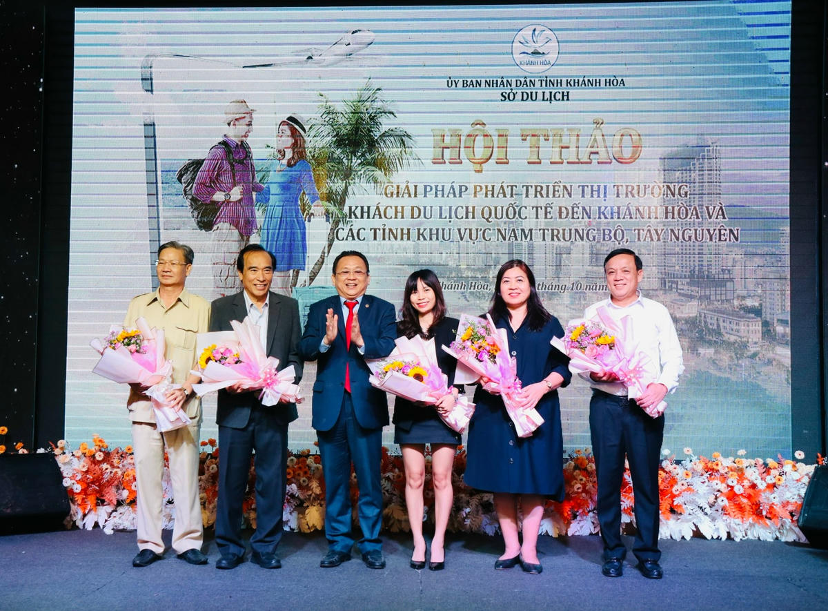 Ông Lê Hữu Hoàng, Phó Chủ tịch Thường trực UBND tỉnh Khánh Hòa, tặng hoa chúc mừng lãnh đạo Hiệp hội Du lịch các tỉnh khu vực Nam Trung bộ, Tây Nguyên.  