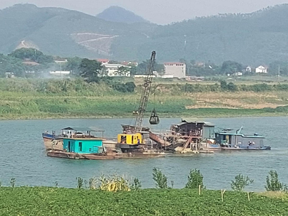 Hoạt động khai thác cát trên sông Lô thuộc địa phận huyện Phù Ninh.