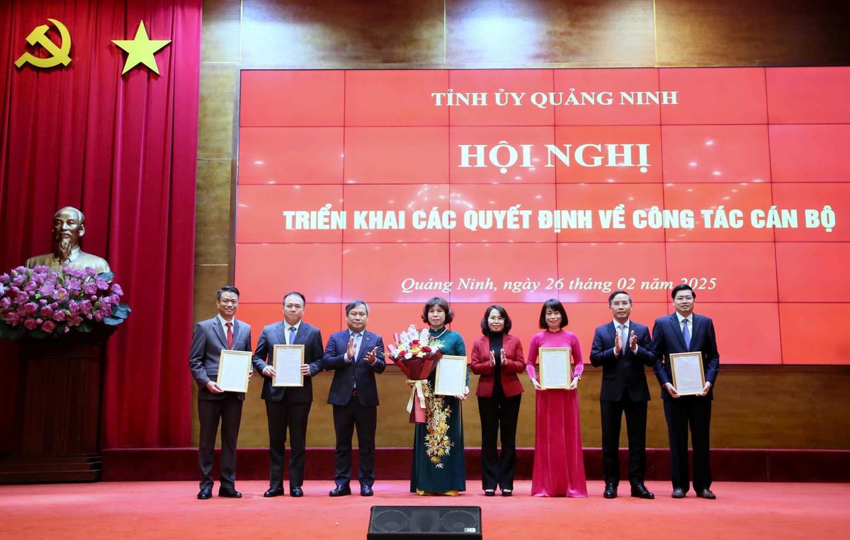 Thường trực Tỉnh ủy Quảng Ninh trao quyết định thành lập Sở Nội vụ và tặng hoa chúc mừng. Ảnh: Minh Hà.