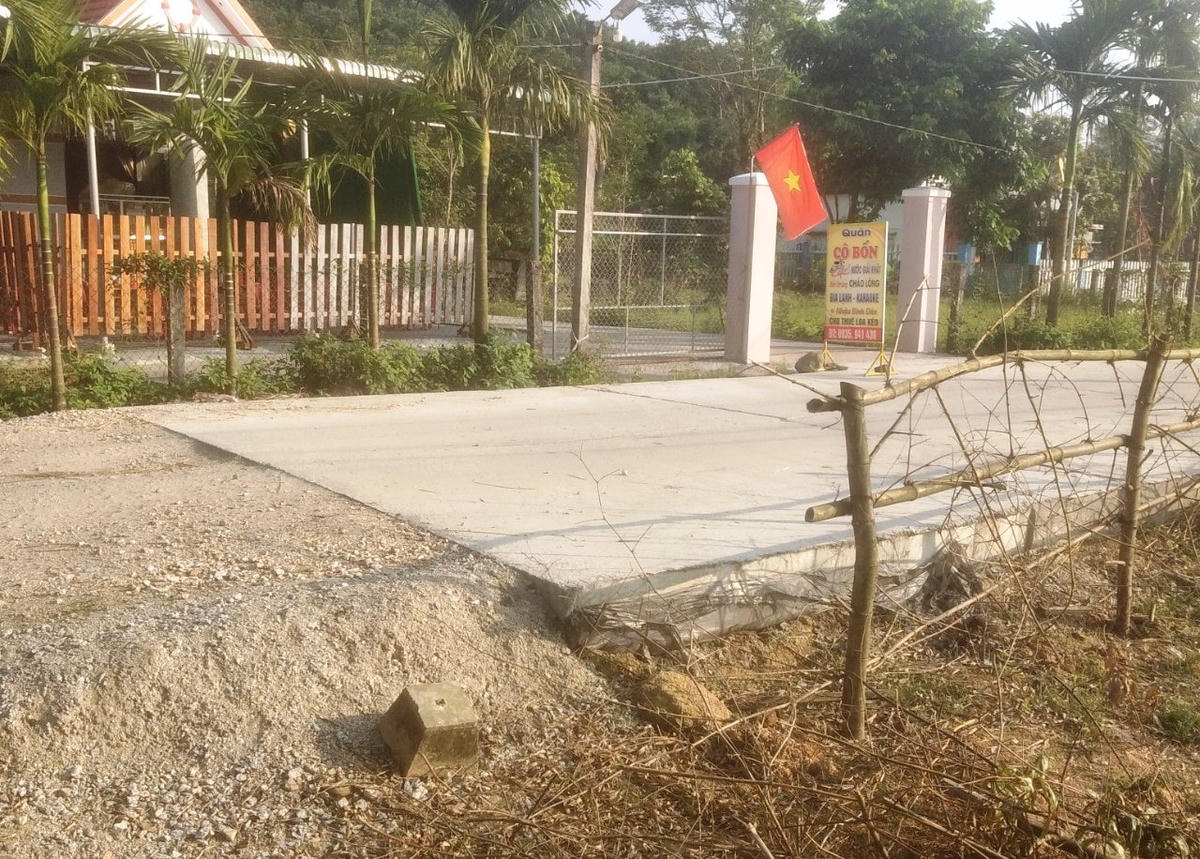 Một đoạn đường được xây dựng mới và đường cũ đã xuống cấp.