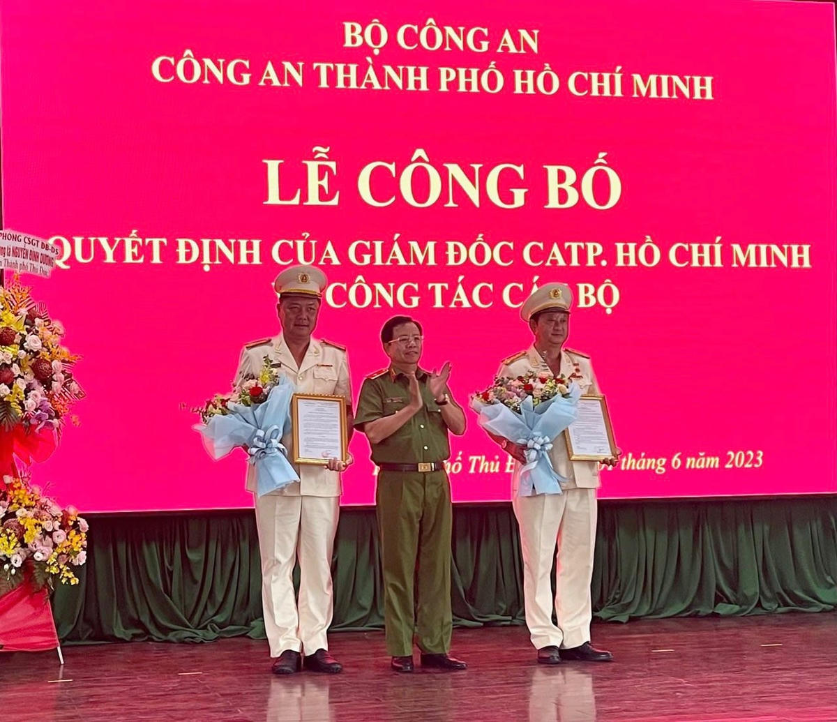 Thượng tá Nguyễn Đình Dương (trái) nhận quyết định điều động của đại diện lãnh đạo Công an TP HCM.