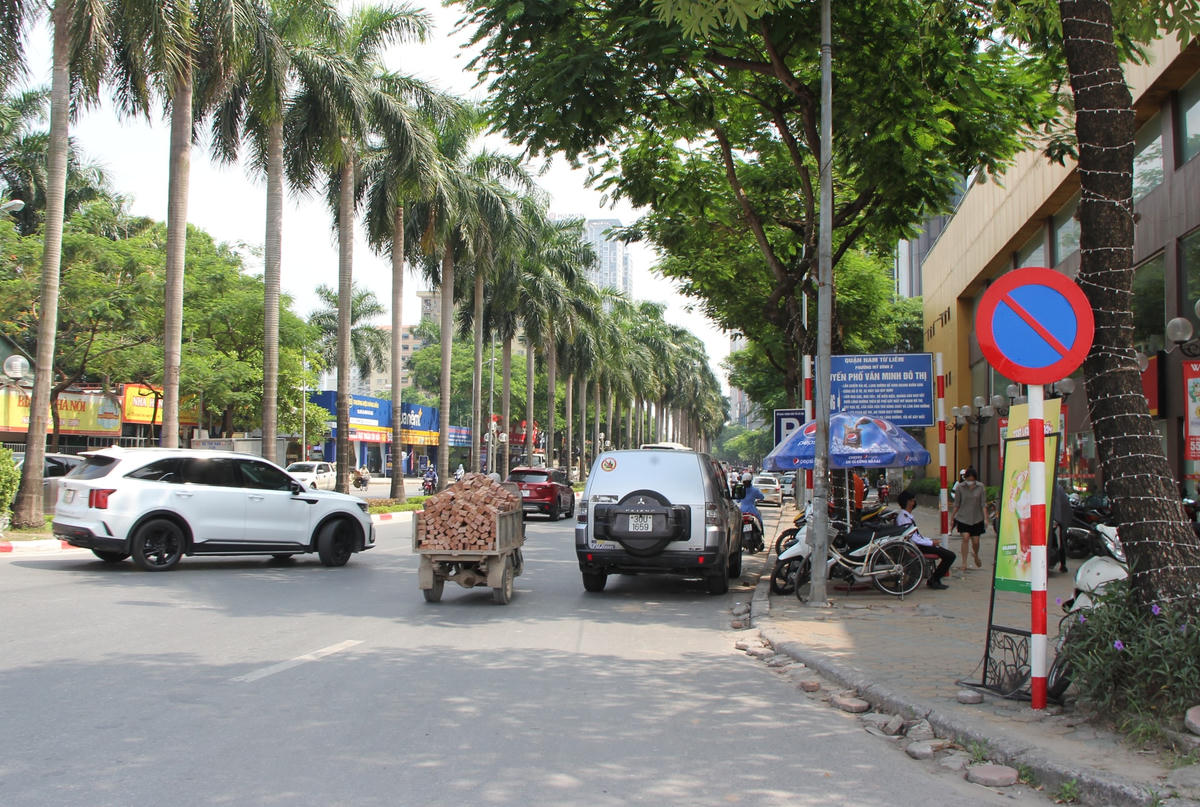 Mặc dù trên đường Lê Đức Thọ đã được UBND quận Nam Từ Liêm và Sở GTVT Hà Nội cắm hàng loạt biển cấm, nhưng nhiều xe ô tô vẫn bất chấp biển cấm đỗ dưới lòng đường, vỉa hè mà không bị cơ quan chức năng xử lý.