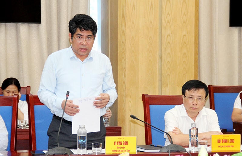 Trưởng Ban Dân tộc tỉnh Vi Văn Sơn báo cáo kết quả triển khai thực hiện Chương trình mục tiêu quốc gia phát triển kinh tế - xã hội vùng đồng bào dân tộc thiểu số và miền núi giai đoạn 2021-2030 theo Quyết định số 1719/QĐ-TTg ngày 14/10/2021 của Thủ tướng Chính phủ và một số chính sách thuộc lĩnh vực công tác dân tộc