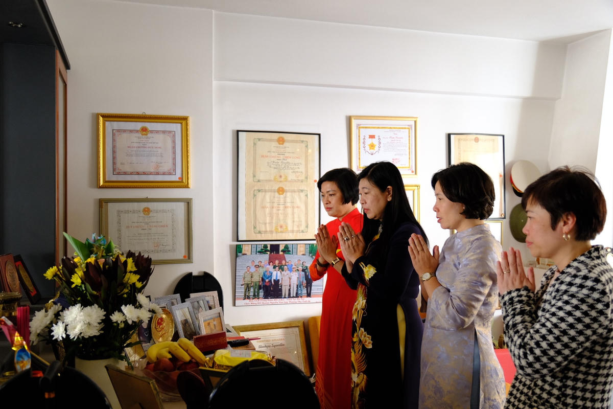 Đoàn đã đến thắp hương tưởng nhớ Chiến sỹ Nguyễn Văn Lập (Kontas Sarantidis), người nước ngoài duy nhất được Nhà nước, Chính phủ VN trao tặng danh hiệu Anh hùng Lực lượng vũ trang nhân dân Việt Nam.