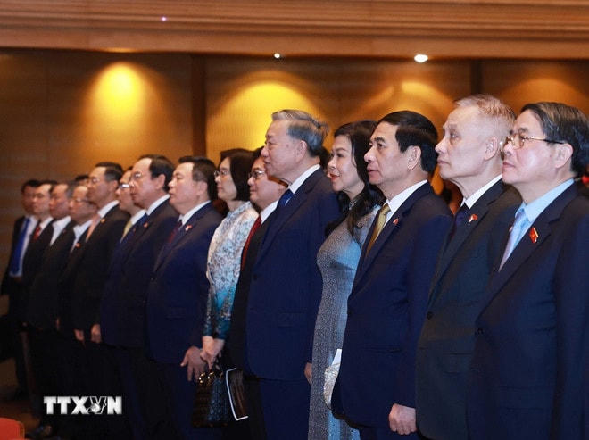 Tổng Bí thư Tô Lâm và Phu nhân; Phó Thủ tướng Singapore Heng Swee Keat và Phu nhân và các đại biểu thực hiện nghi lễ chào cờ. (Ảnh: Thống Nhất/TTXVN) ttxvn-tong-bi-thu-to-lam-va-phu-nhan-du-buoi-hoa-nhac-tai-dai-hoc-quoc-gia-singapore-7909689-4.jpg