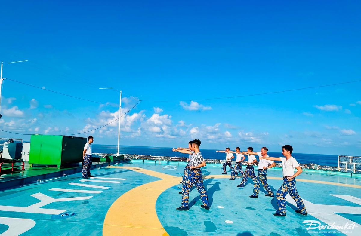 2. Luyện võ giữa trùng khơi, trên nhà giàn DK1.11