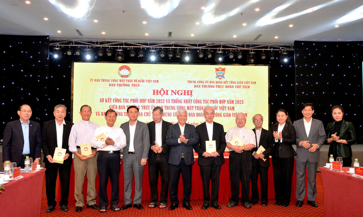 Ông Đỗ Văn Chiến, Bí thư Trung ương Đảng, Chủ tịch UBTƯ MTTQ Việt Nam và các lãnh đạo Trung ương MTTQ Việt Nam, lãnh đạo tỉnh Thanh Hóa đã tặng quà cho các vị trong Ban Thường trực Trung ương Ủy ban Đoàn kết Công giáo Việt Nam.