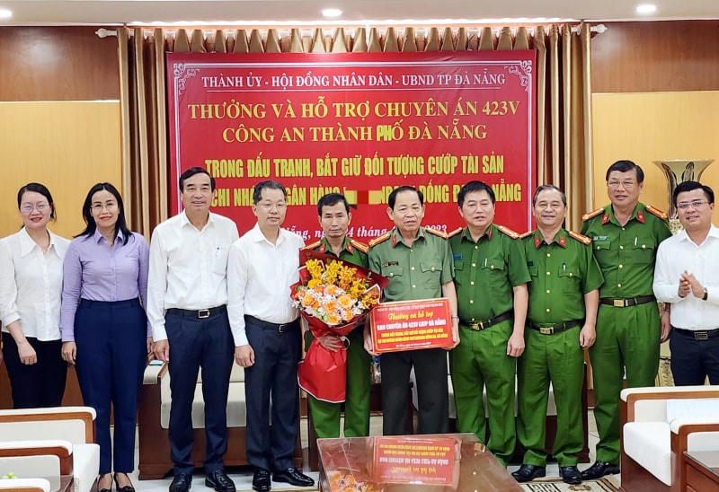 Bí thư Thành ủy Nguyễn Văn Quảng và Chủ tịch UBND TP Đà Nẵng Lê Trung Chinh khen thưởng, trao hỗ trợ Ban chuyên án 423 V truy bắt nhanh thủ phạm vụ cướp ngân hàng tại Đà Nãng. Ảnh: Công an Đà Nẵng.