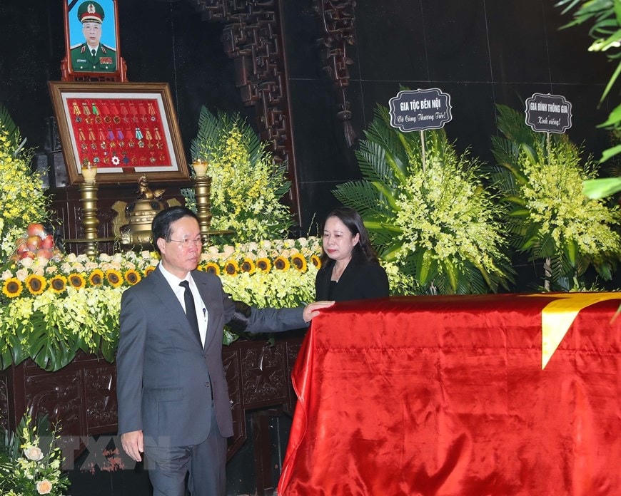 Chủ tịch nước Võ Văn Thưởng dẫn đầu đoàn Chủ tịch nước viếng Thượng tướng Nguyễn Chí Vịnh.
