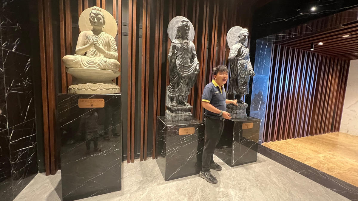 Nhân viên Sun World Ba Den đang giới thiệu cho Du khách tham quan.