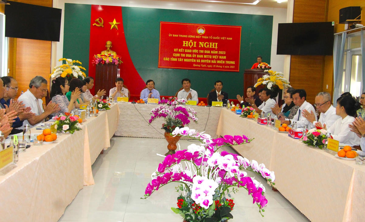 Quang cảnh Hội nghị ký kết giao ước thi đua.