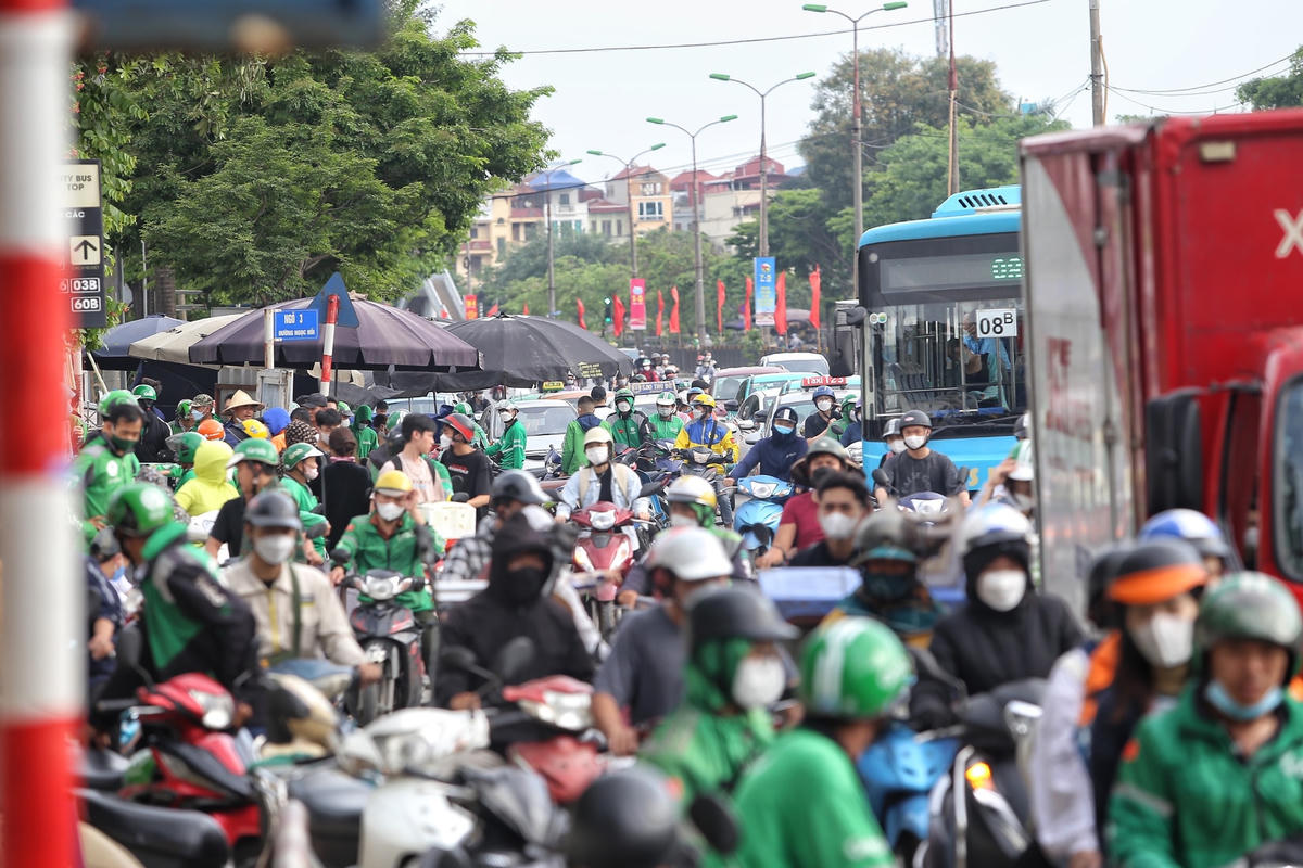 Còn tại tuyến đường Ngọc Hồi, lượng phương tiện cũng bắt đầu tăng mạnh các phương tiện di chuyển khó khăn.