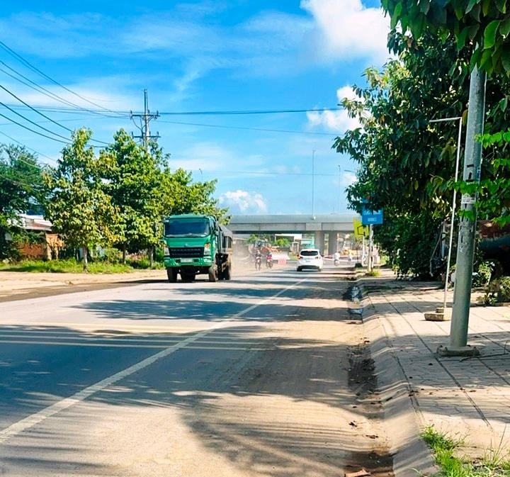 Một chiếc xe ben chở đất từ trong mỏ đất Bình Minh đem ra ngoài khu vực làm dự án cao tốc Dầu Giây-Phan Thiết (ảnh chụp sáng 7/7/2023). Ảnh: Mạnh Thìn.