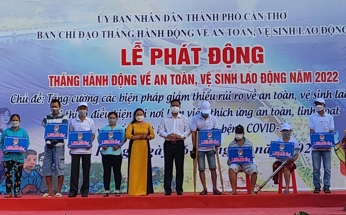 Bà Trần Thị Xuân Mai, Giám đốc Sở LĐTB&XH TP Cần Thơ, Phó Trưởng ban Chỉ đạo Tháng hành động ATVSLĐ TP Cần Thơ trao qùa hỗ trợ người bị tai nạn lao động.