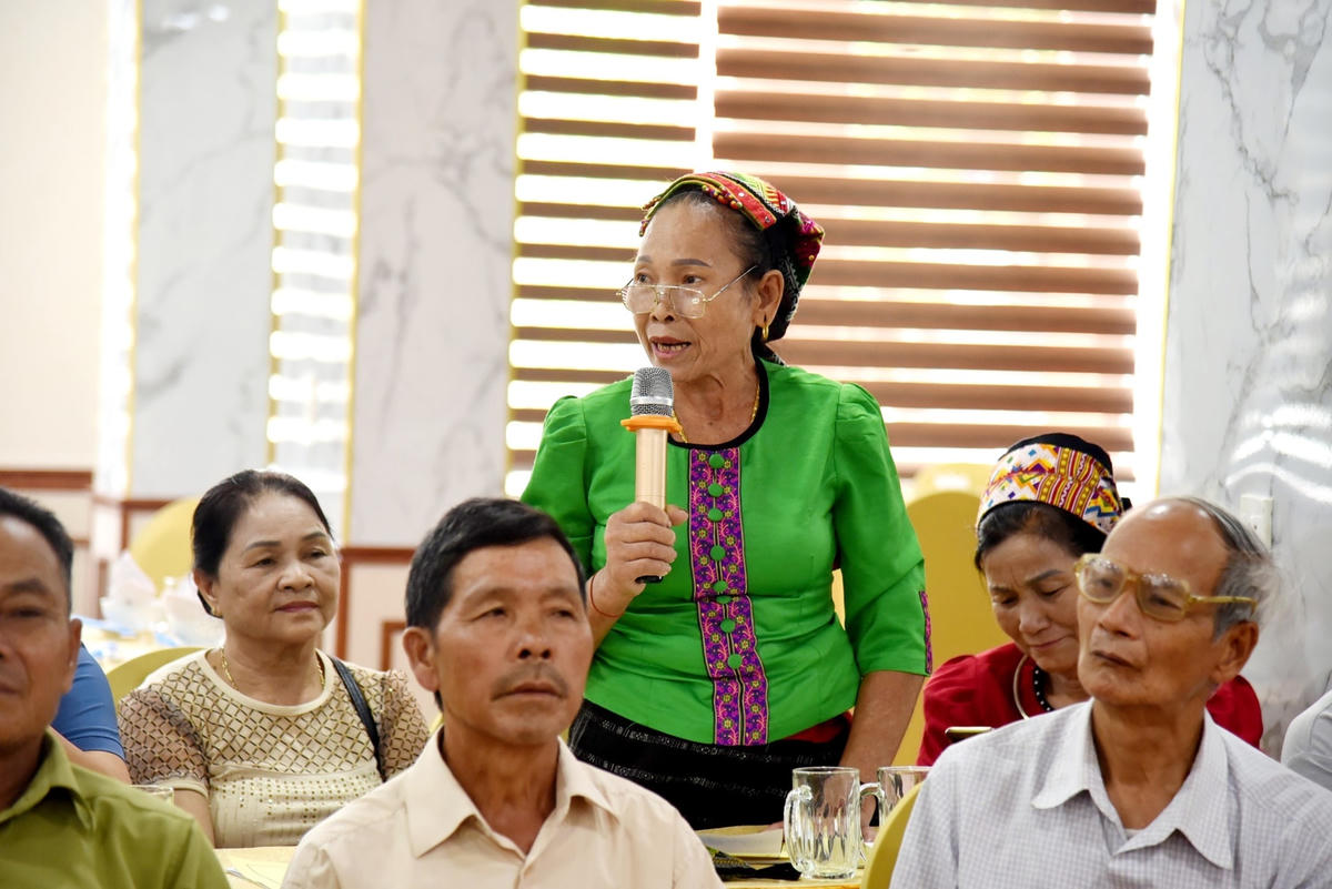 Các đại biểu là người có uy tín trong đồng bào dân tộc thiểu số nêu lên các kiến nghị tại thôn, bản tại buổi toạ đàm.