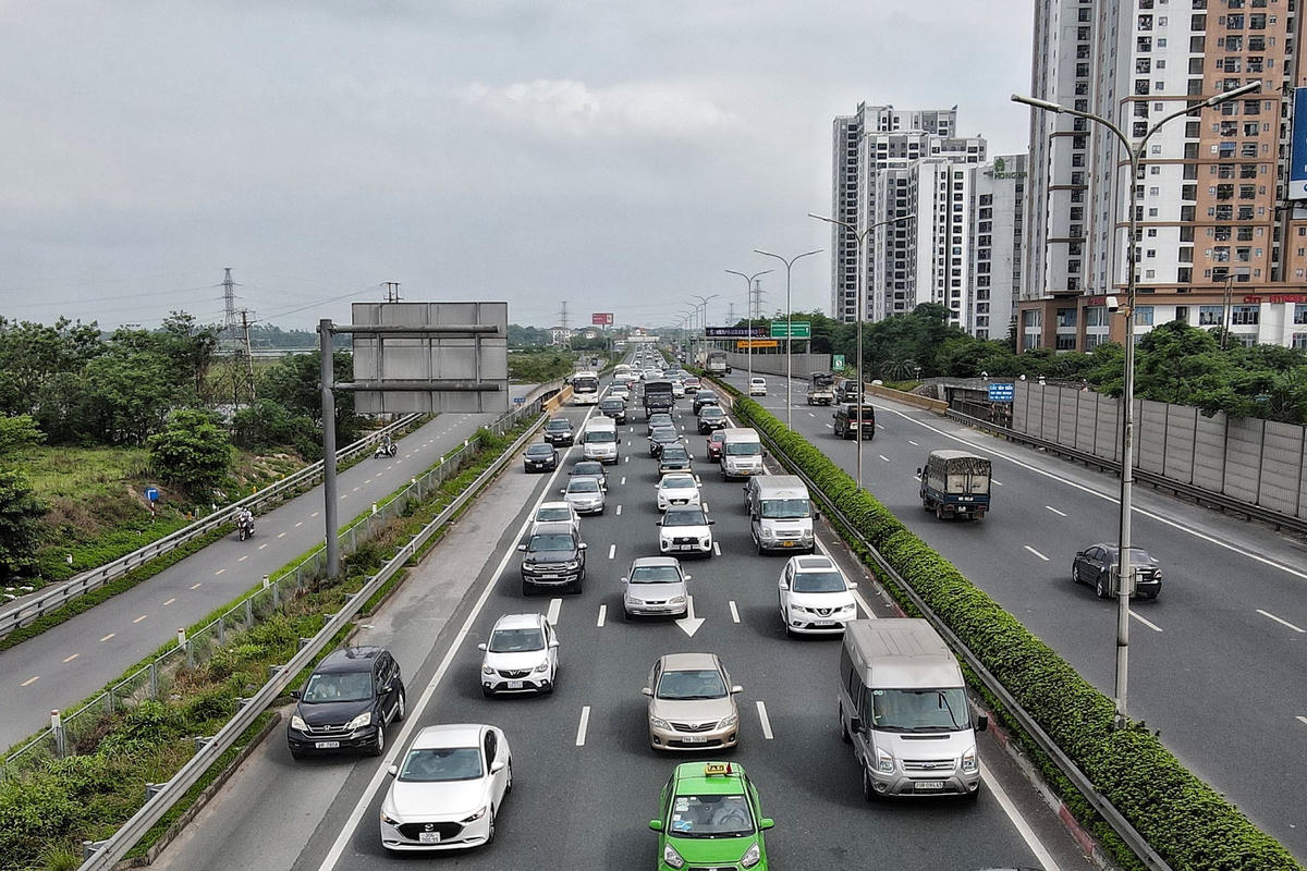 Thậm chí, nhiều phương tiện di chuyển vào làn dừng khẩn cấp vì ùn tắc gây mất ATGT.
