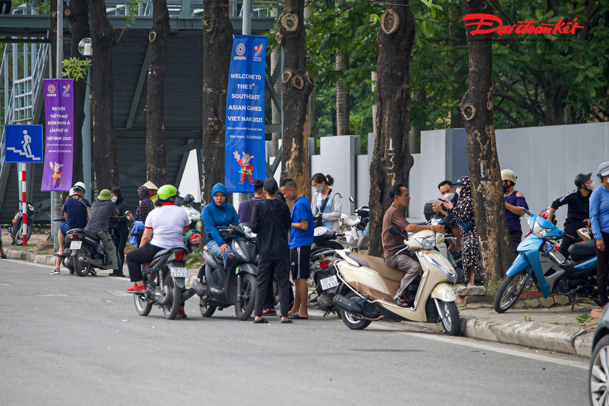 Theo ghi nhận của Đại Đoàn Kết Online chiều 20/5, hàng chục người đã có mặt trước sân vận động Mỹ Đình để bán vé cho những người hâm mộ bóng đá. Khiến hình ảnh ở trước sân vận động Mỹ đình cũng trở nên hỗn loạn, các xe ô tô ngang nhiên dừng đỗ lấn chiếm lòng đường để mua vé, gây mất ATGT.