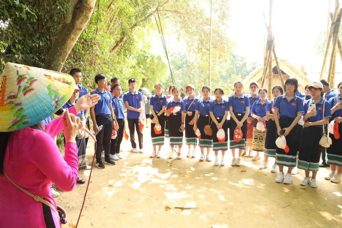 Giáo viên, học sinh Trường song ngữ Lào - Việt Nam Nguyễn Du về thăm quê hương Bác Hồ