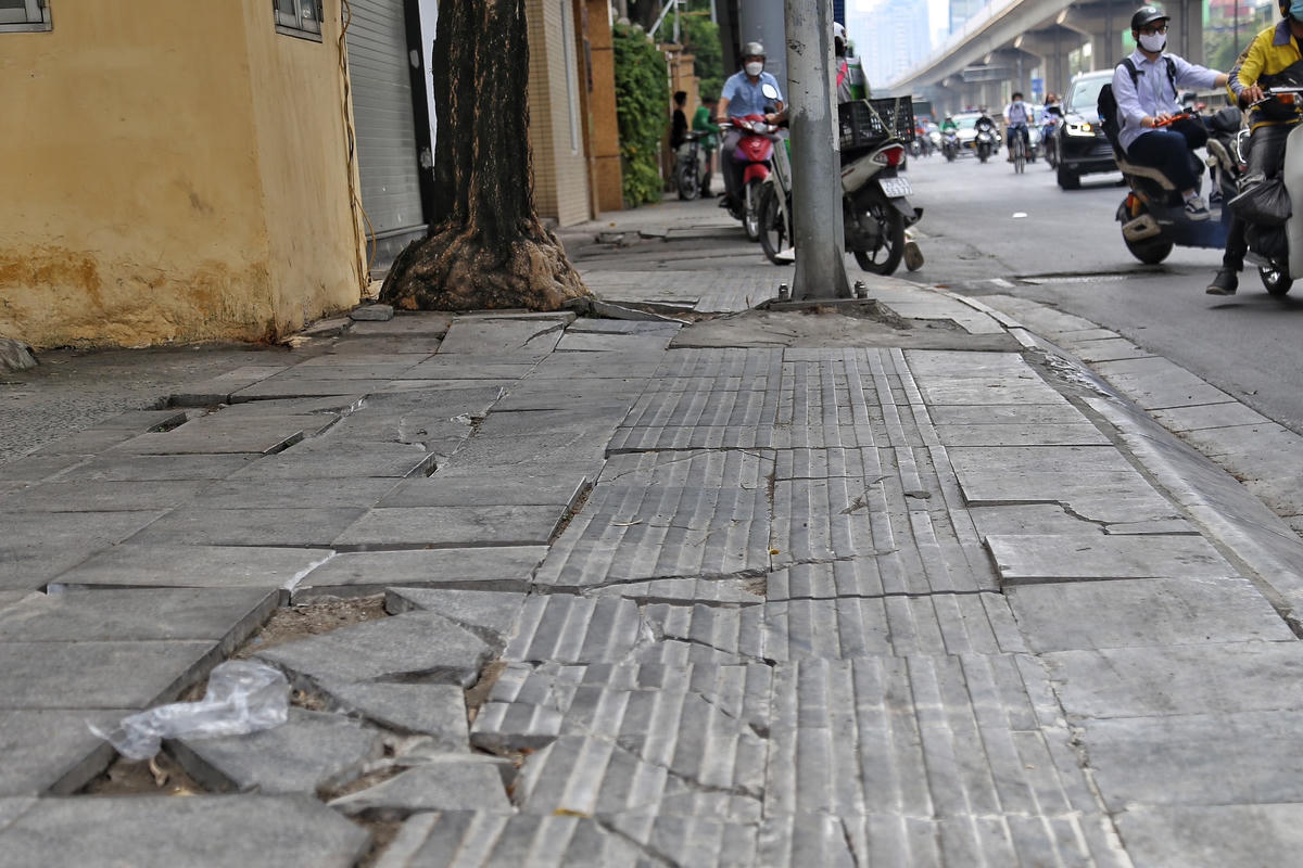 Đơn cử tuyến phố Trần Phú, Nguyễn Trãi, dù vỉa hè mới được lát đá tự nhiên tuổi thọ 70 năm từ khoảng quý III/2017, đến nay nhiều đoạn vỉa hè đã xuống cấp, các vết nứt, vỡ, lồi lõm không khó bắt gặp.