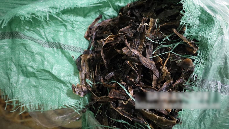 Lô hàng giun đất sấy khô không có nguồn gốc. Ảnh: Báo Lạng Sơn.