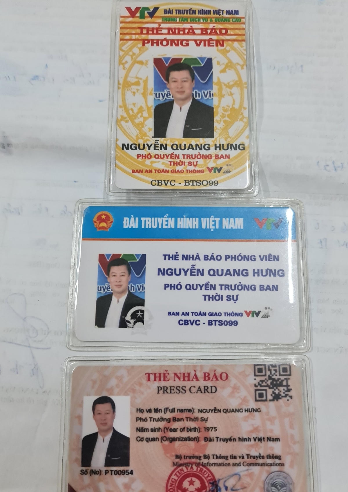 Các thẻ Nhà báo, Phóng viên giả mà Hưng sử dụng.