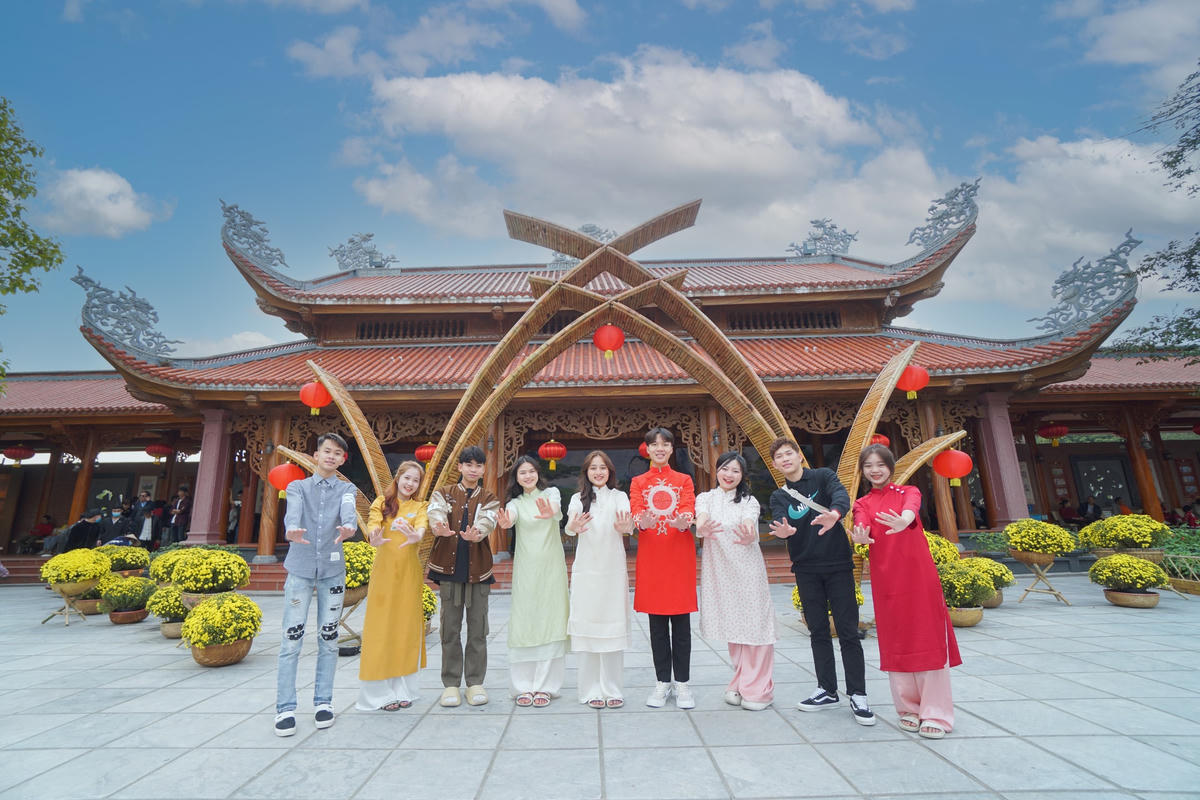 Các bạn trẻ “check in” tại chùa Ba Vàng.