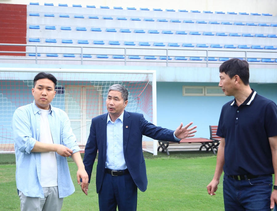 HLV Kim Sang Sik thăm quan trụ sở VFF và các sân tập tại Trung tâm đào tạo bóng đá trẻ Việt Nam. Ảnh: VFF.