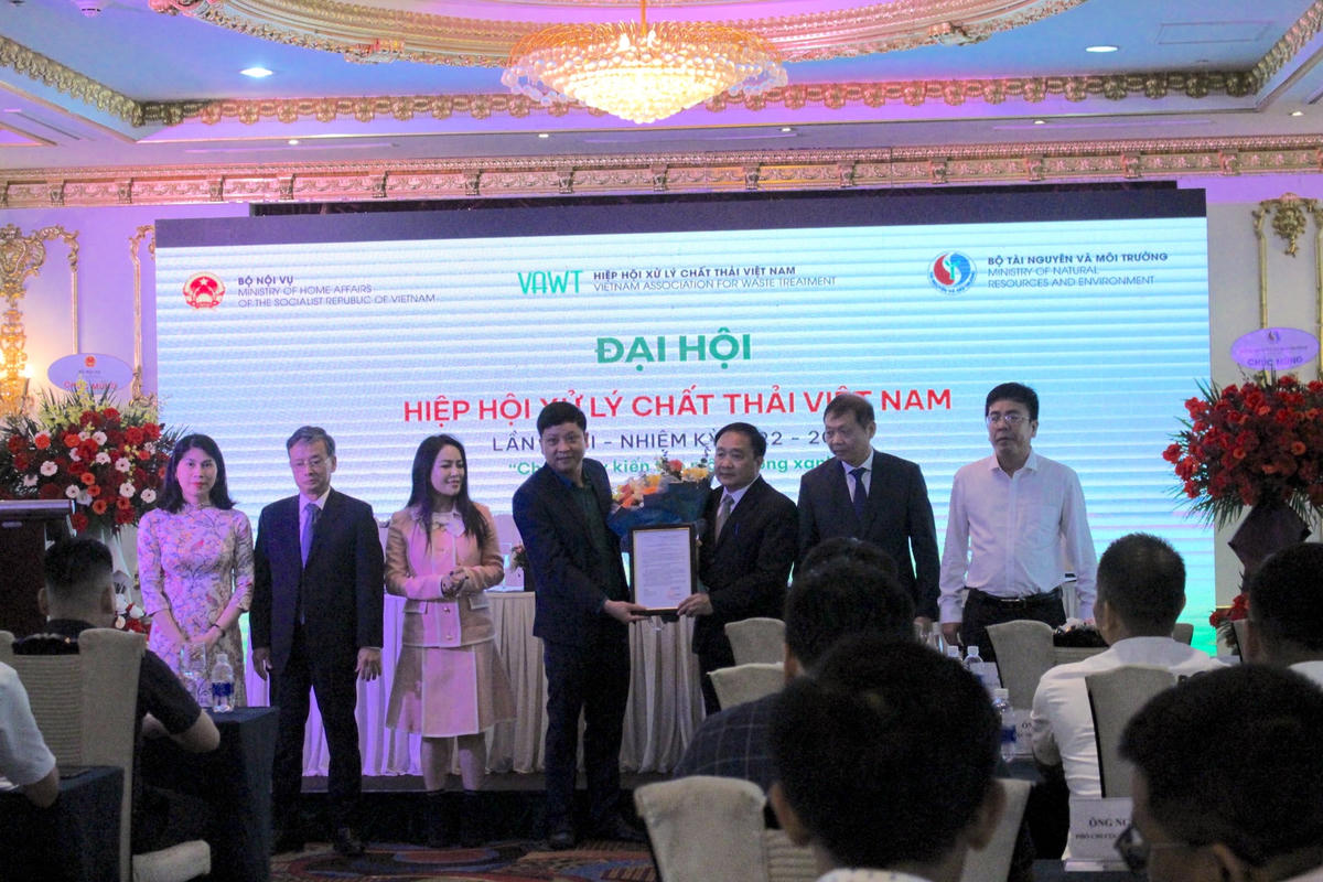 Ông Tạ Tấn, Phó Vụ trưởng Vụ Tổ chức phi chức phi chính phủ (Bộ Nội vụ) trao quyết định thành lập Hiệp hội.