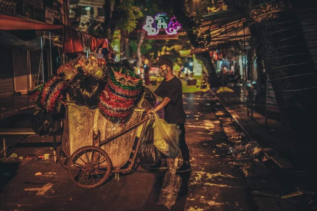 Tưởng chừng khi màn đêm bao trùm sẽ là lúc người người vui vẻ, nghỉ ngơi sau 1 ngày dài làm việc mệt nhọc. Nhưng đây lại chính là thời điểm bắt đầu công việc của người lao động về đêm. Ảnh: Huy Tuấn.