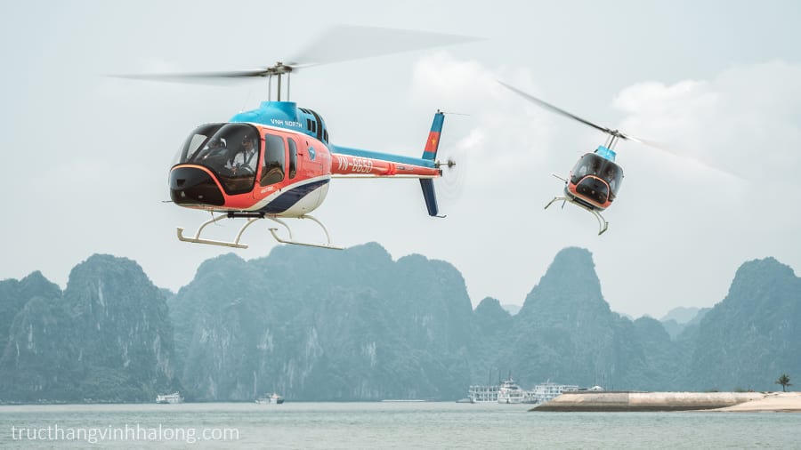 Trực thăng Bell 505 chở du khách ngắm cảnh Vịnh Hạ Long.