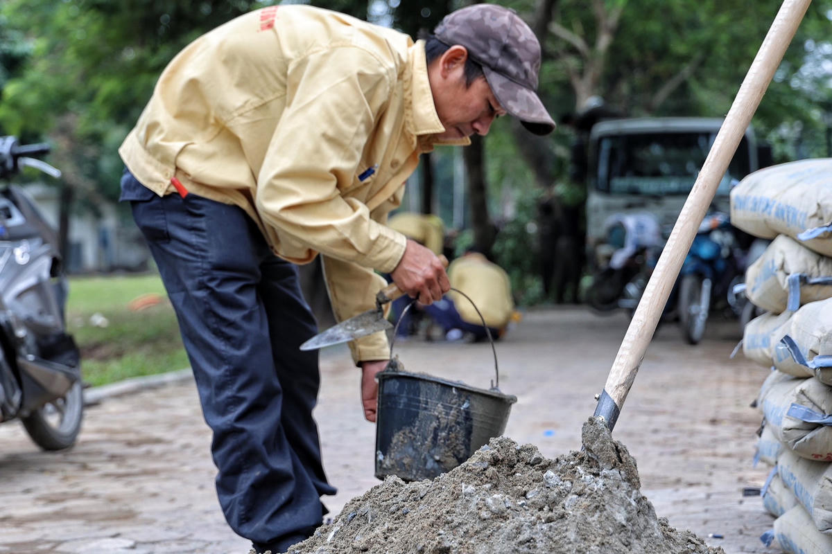 Hạng mục lát đá vỉa hè đang được gấp rút triển khai.