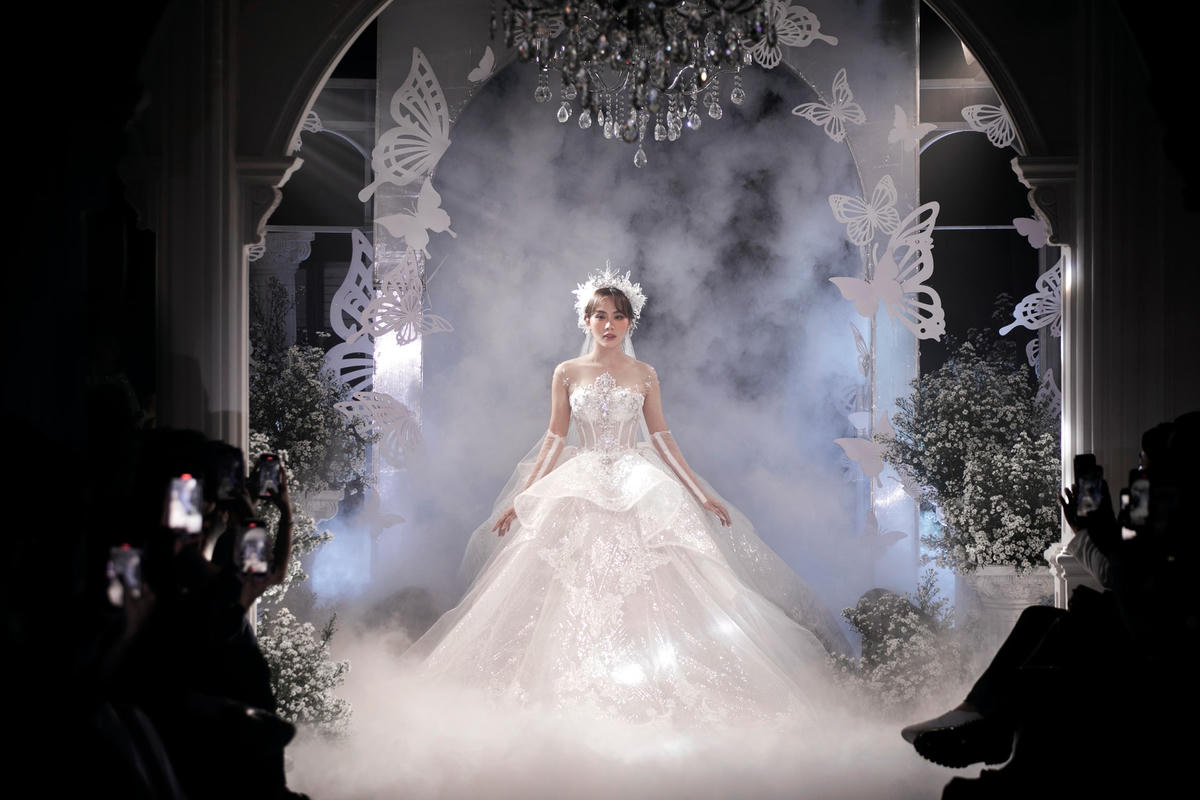 Mai Phương xuất hiện lộng lẫy tựa công chúa khi đảm nhận vai trò vedette trong BST Over the rainbow. 