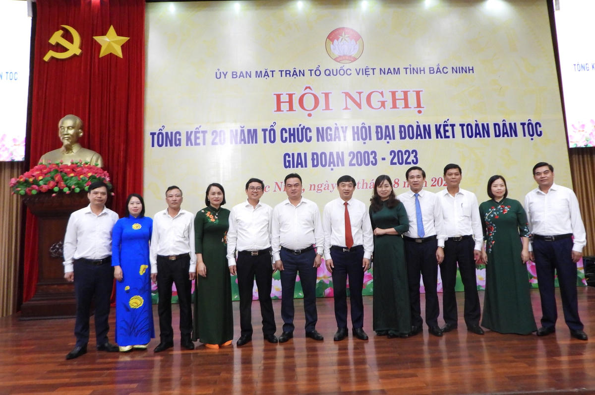 Lãnh đạo Ủy ban MTTQ tỉnh Bắc Ninh chụp ảnh lưu niệm cùng các đại biểu dự Hội nghị.