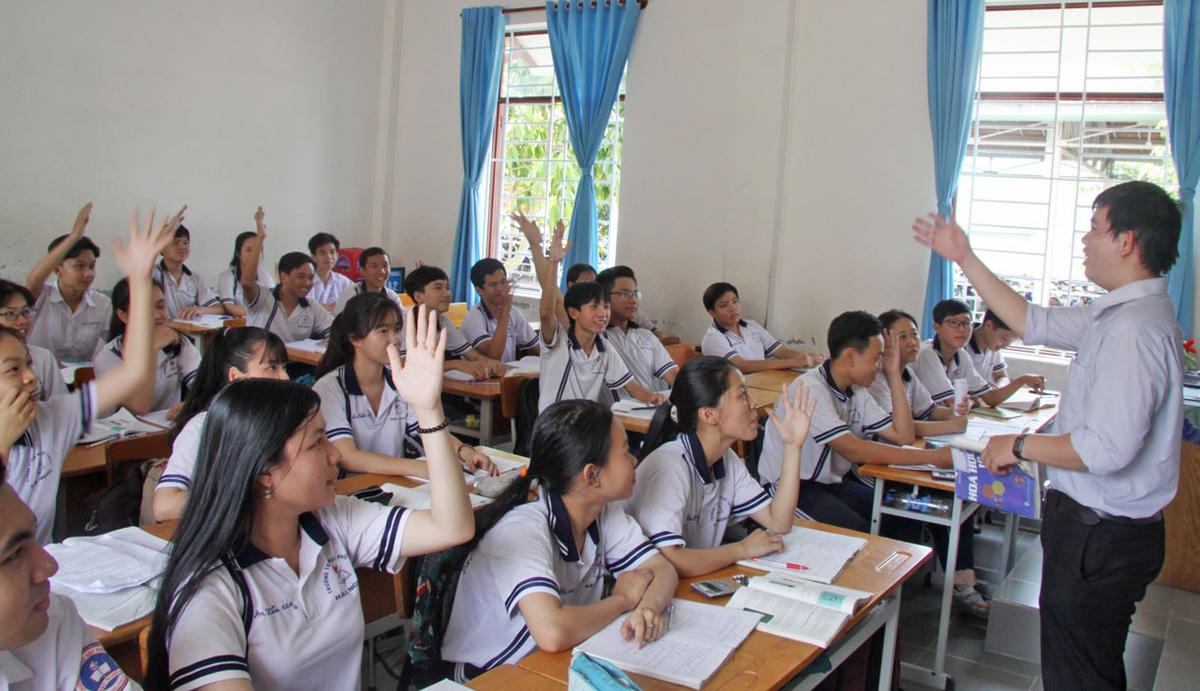 Niềm vui đến trường của học sinh Trung học phổ thông.  