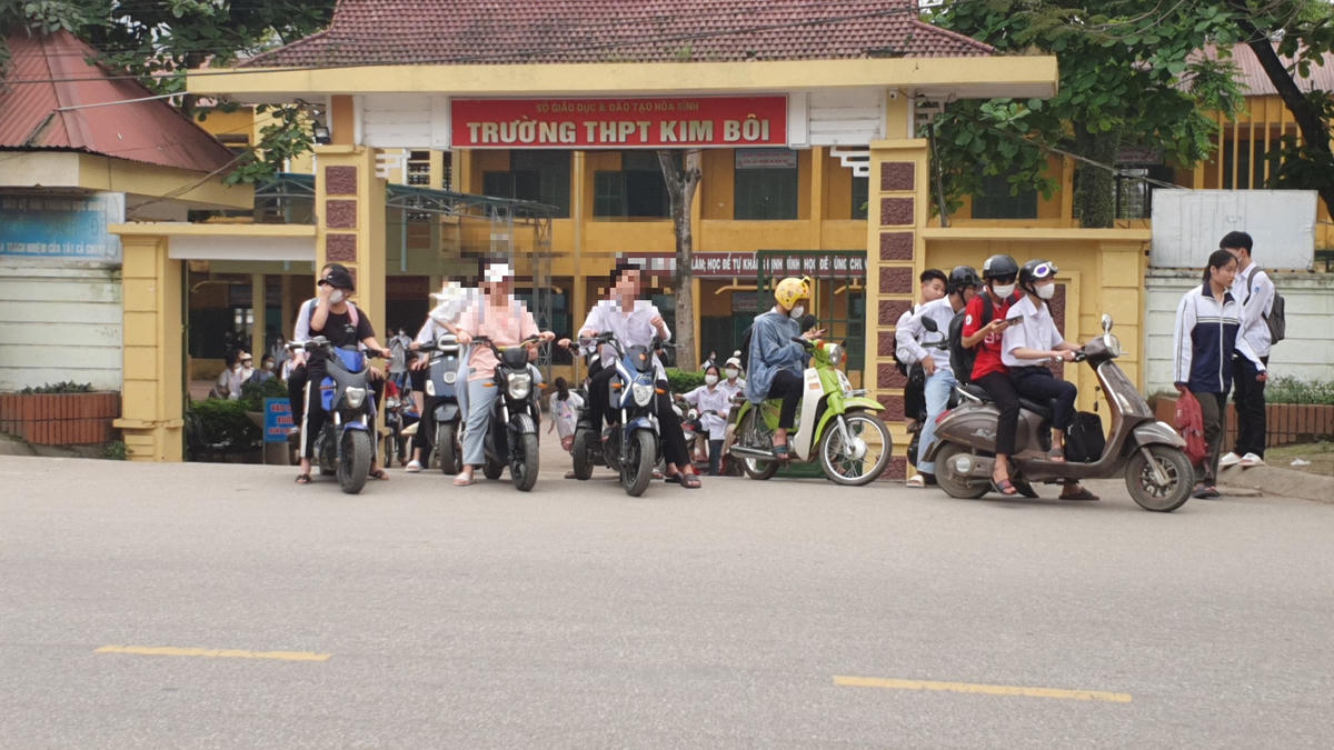 Nhiều học sinh trên địa bàn huyện Kim Bôi, tỉnh Hòa Bình không đội mũ bảo hiểm khi đến trường.