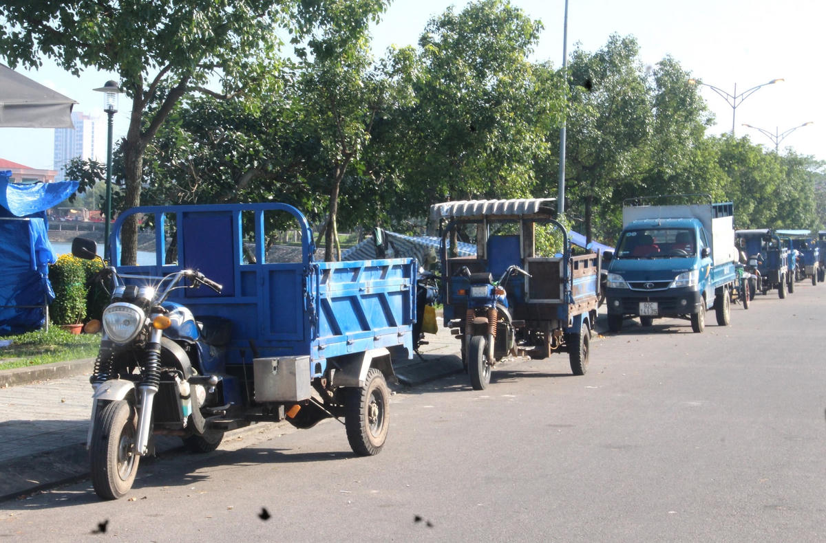 Nhiều xe lôi đậu dọc bờ hồ Nguyễn Du vì ế khách vận chuyển hoa.