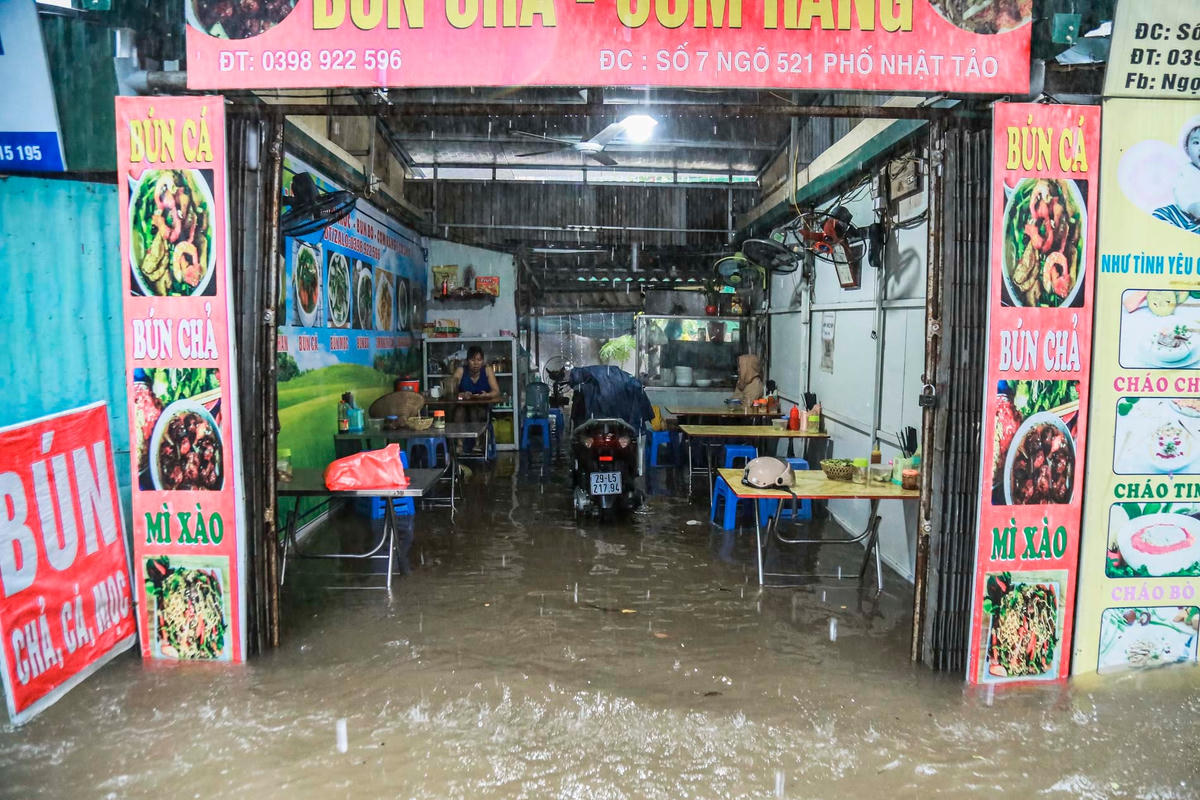 Một quán ăn trên phố Nhật Tảo bị ngập nước.