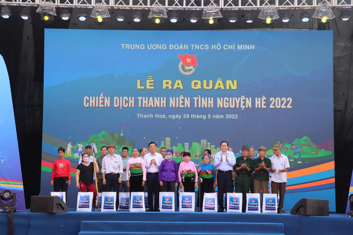 Lãnh đạo Trung ương và lãnh đạo tỉnh Thanh Hoá trao tặng nhiều phần quà cho người dân huyện Bá Thước.