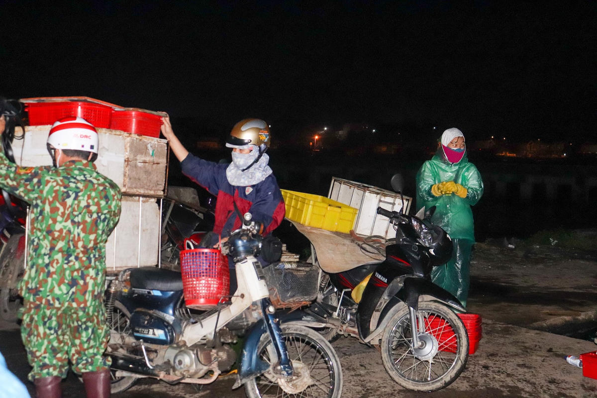 Gần 6h sáng, chợ cá đêm Nhật Lệ chỉ còn lại một khoảng sân trống, ngư dân, tàu thuyền lần lượt rời bến cảng, thương lái cũng hối hả ngược xuôi chở cá tỏa ra các chợ đầu mối gần xa trong tỉnh và các địa bàn lân cận.
