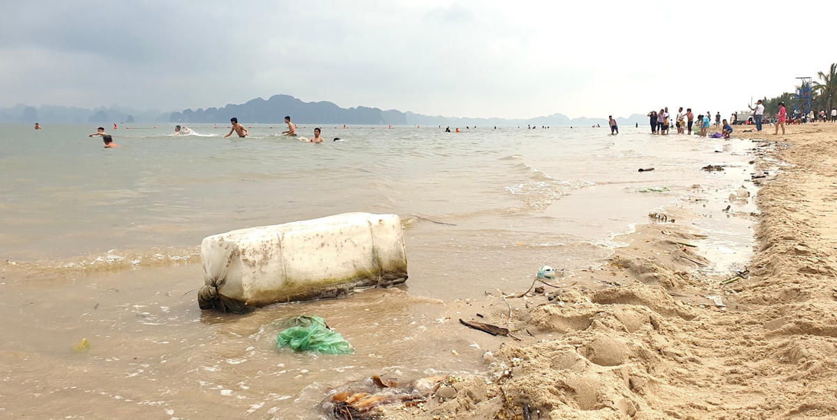 Đây là phao xốp được thải ra trong quá trình ngư dân tháo dỡ lồng, bè nuôi trồng thủy sản trái phép trên vịnh Hạ Long.