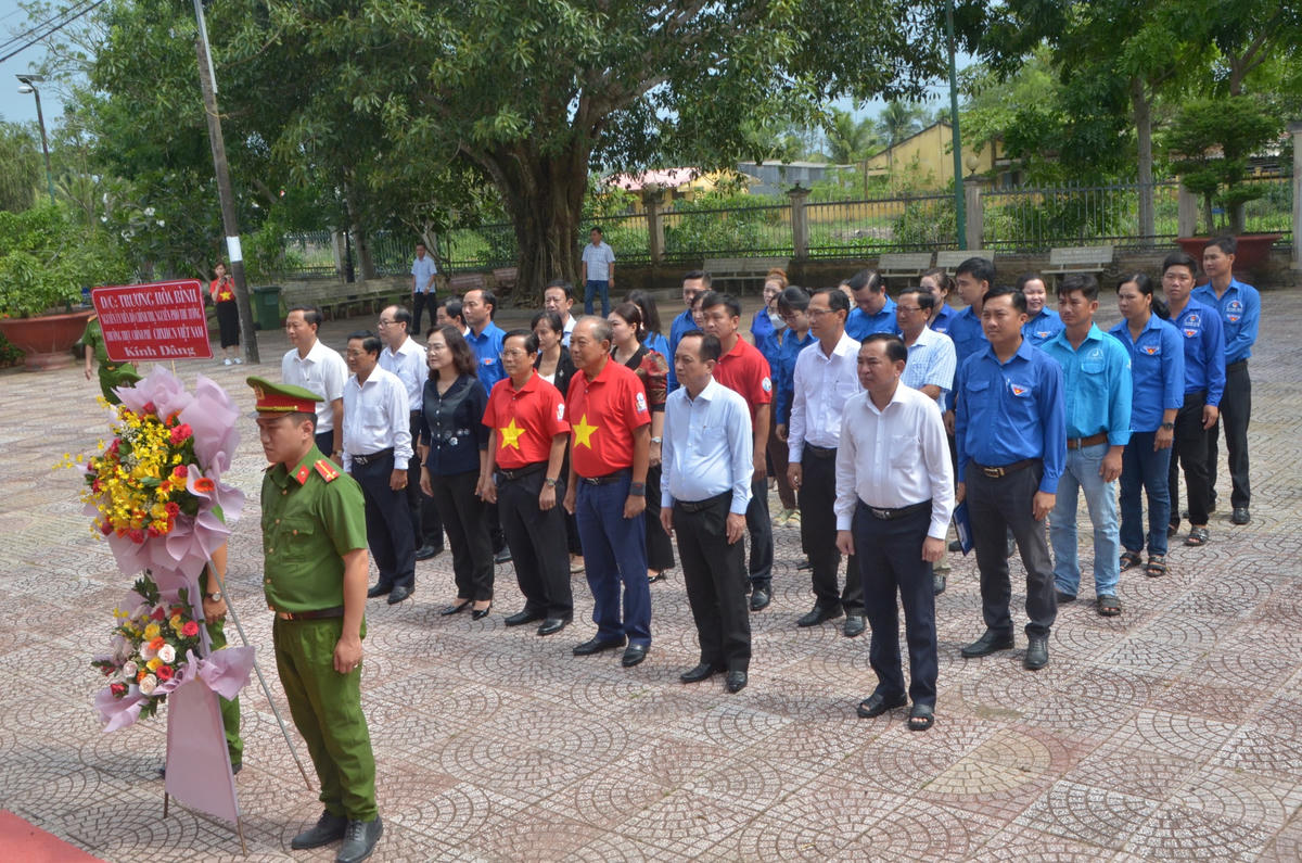 Nguyên Phó Thủ tướng thường trực Chính phủ Trương Hoà Bình và lãnh đạo tỉnh Bạc Liêu dâng hương tại Đền thờ Bác Hồ.