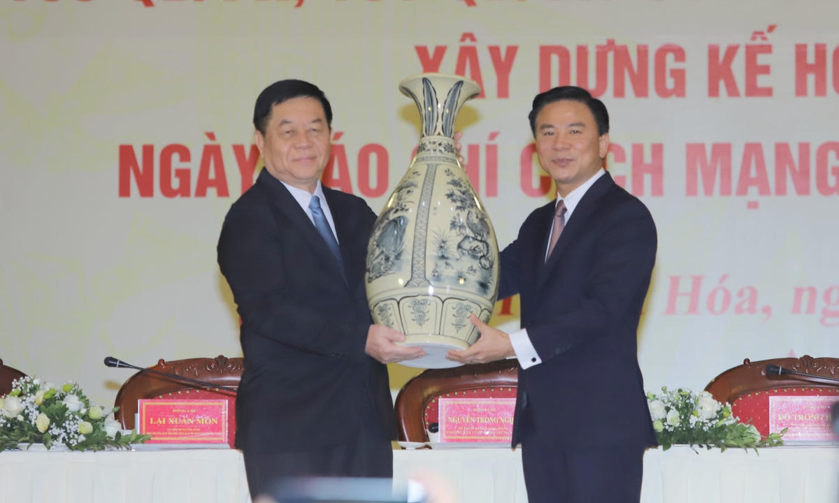Thay mặt lãnh đạo tỉnh Thanh Hóa, ông Đỗ Trọng Hưng, Bí thư Tỉnh ủy Thanh Hóa đón nhận món quà lưu niệm do ông Nguyễn Trọng Nghĩa, Bí thư Trung ương Đảng, Trưởng Ban Tuyên giáo Trung ương trao tặng.