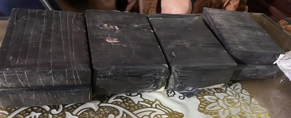 8 bánh heroin, tang vật vụ án.