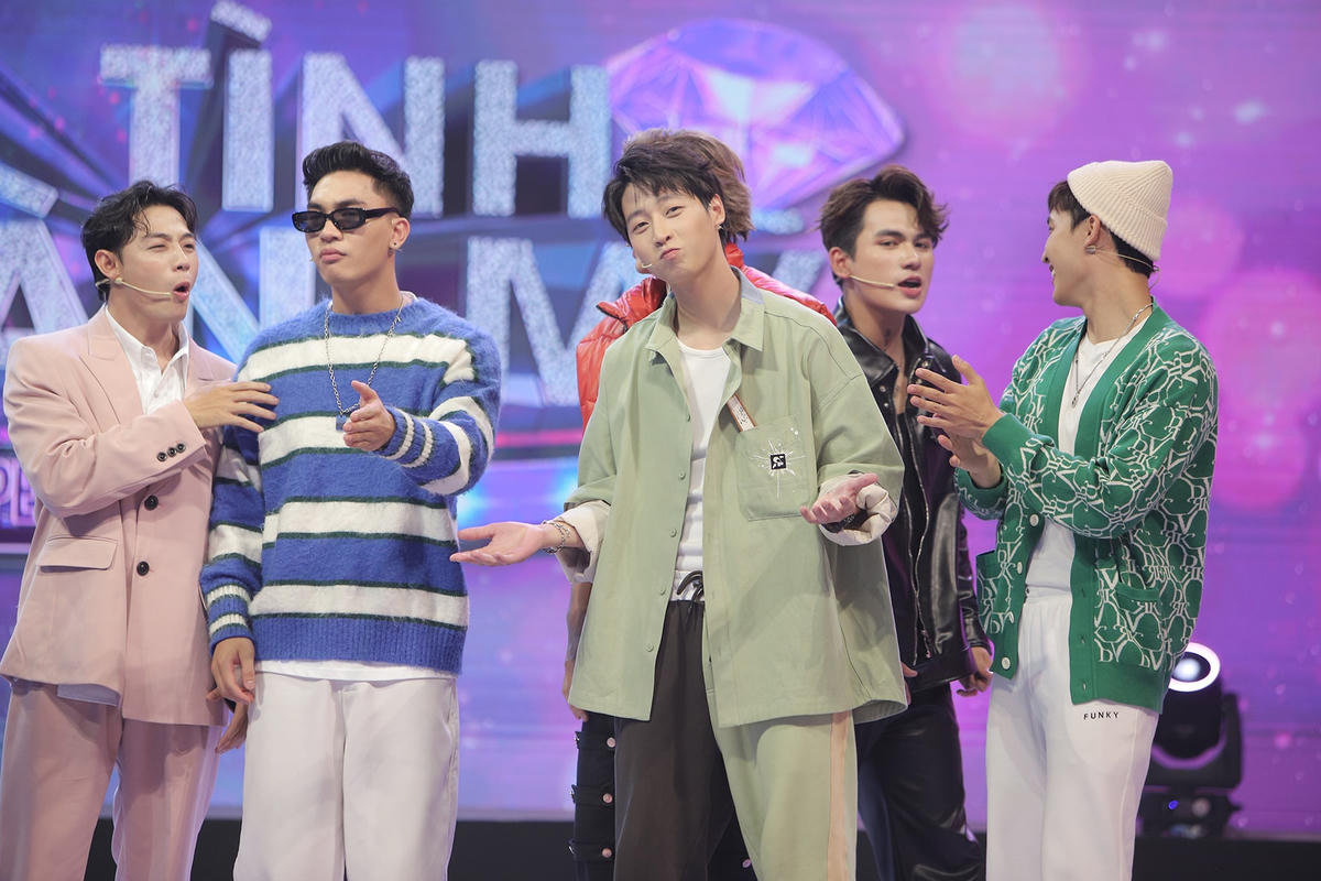Các chàng trai đều háo hức với chiếc vé xem concert mà Khánh My gửi.