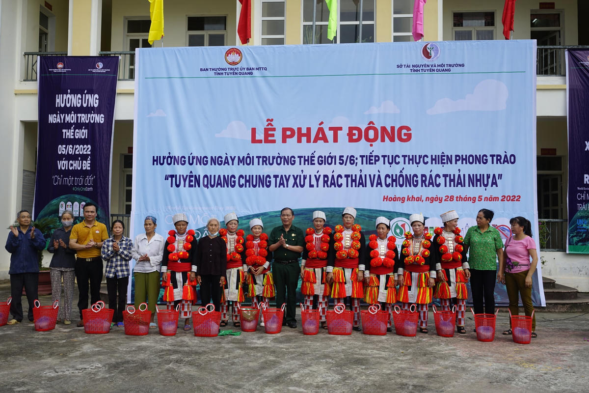 Lãnh đạo Ủy ban MTTQ tỉnh Tuyên Quang và HTX vận tải và dịch vụ môi trường Thanh Bình trao tặng làn và gạo cho hộ nghèo.