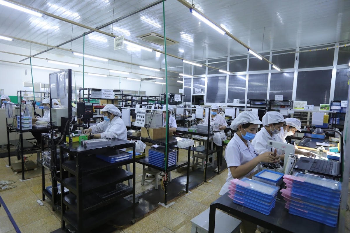 Nhiều doanh nghiệp tìm cách chuyển hướng thị trường mới để bù đắp lượng đơn hàng thiếu hụt. Ảnh: Quang Vinh.
