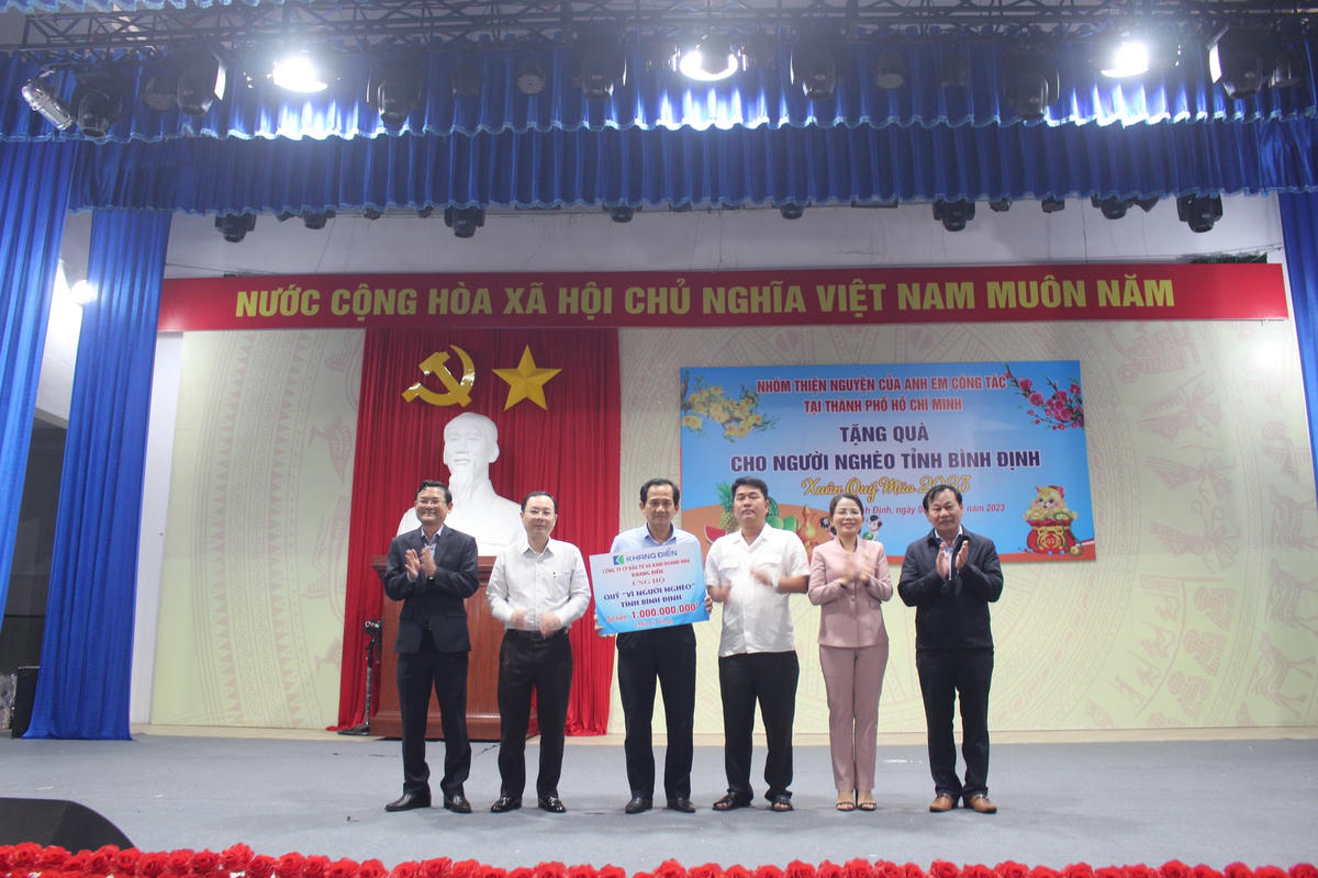 Đại diện Công ty Cổ phần Đầu tư và Kinh doanh Nhà Khang Điền (TP.HCM) trao bảng tượng trưng hỗ trợ 1 tỷ đồng cho Qũy “Vì người nghèo” năm 2023 tỉnh Bình Định.